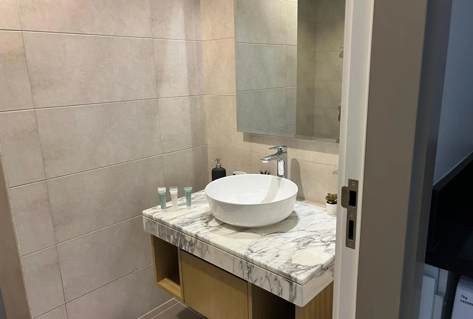 Apartment Elegant 1Br - Aykon City - 2119 Dubai